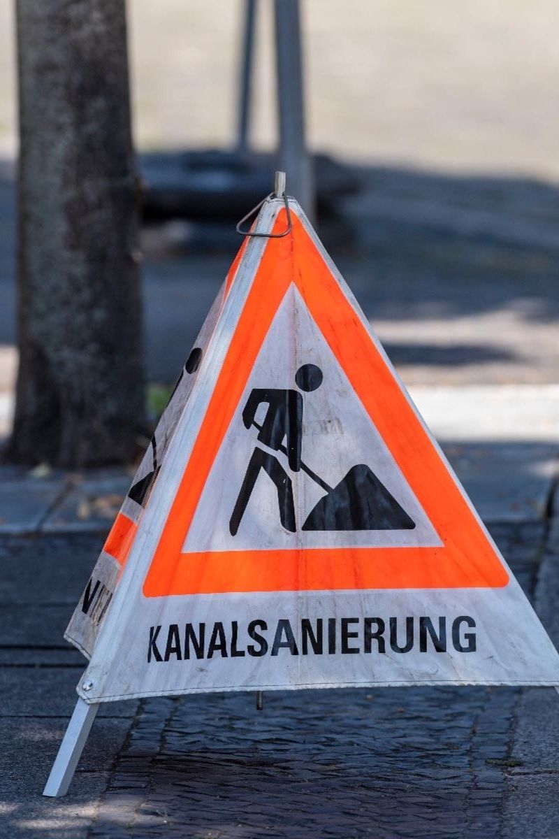 Schild für eine Kanalsanierung